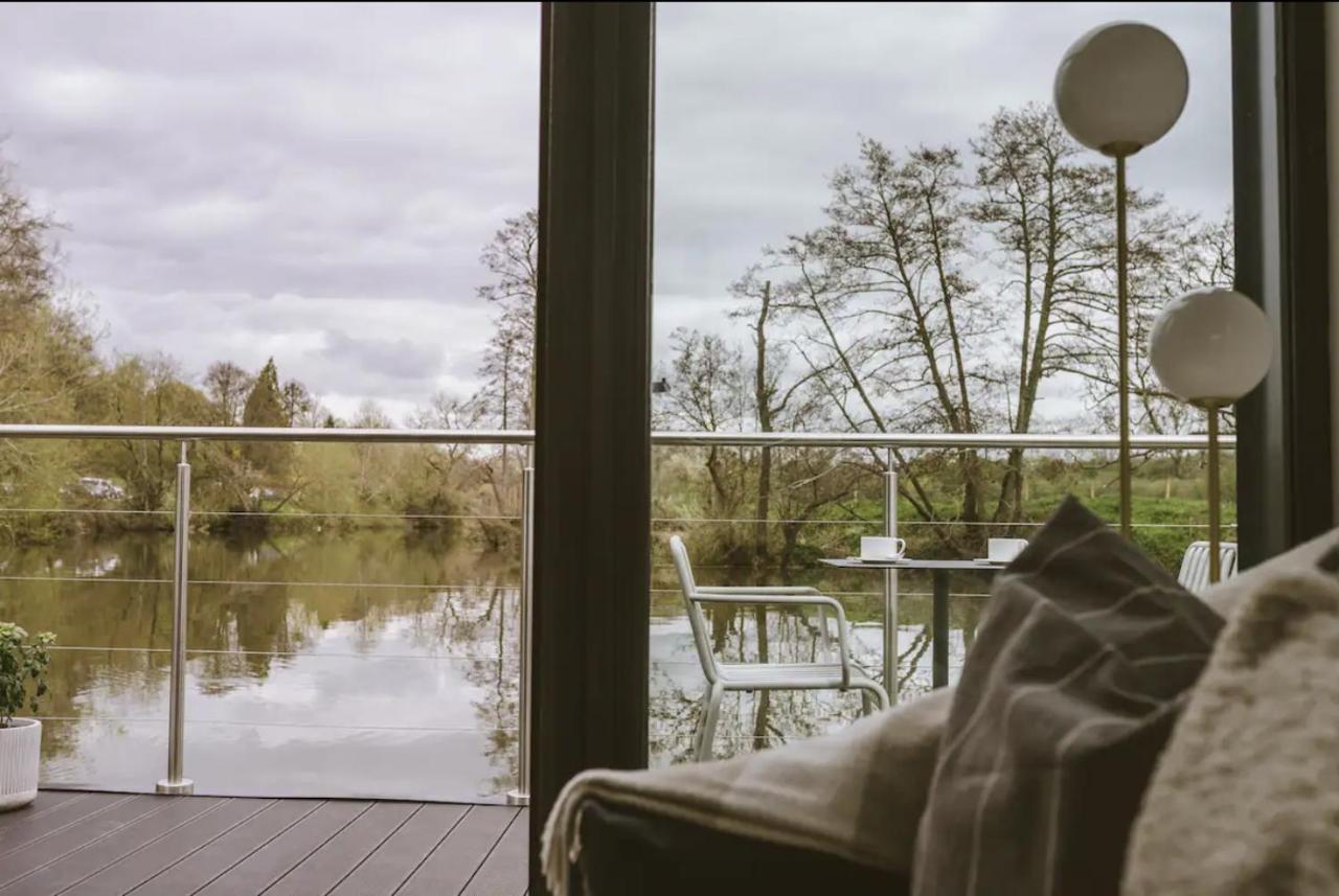 Water Cabin With Water Sports Equipment And Bikes, Bath Bristol Eksteriør bilde