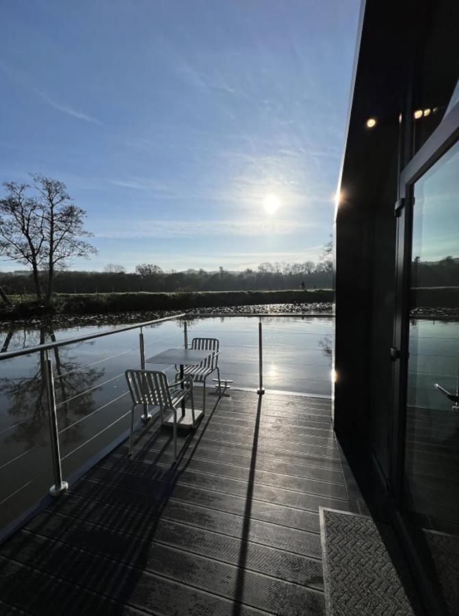 Water Cabin With Water Sports Equipment And Bikes, Bath Bristol Eksteriør bilde